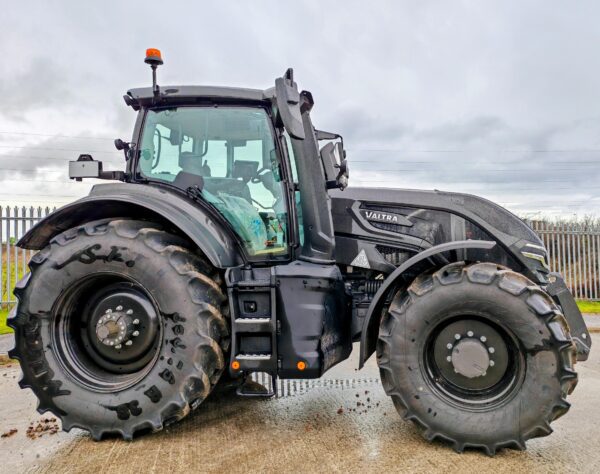 Valtra tractor for sale in Tolvaddon, Camborne, Cornwall — photo 4